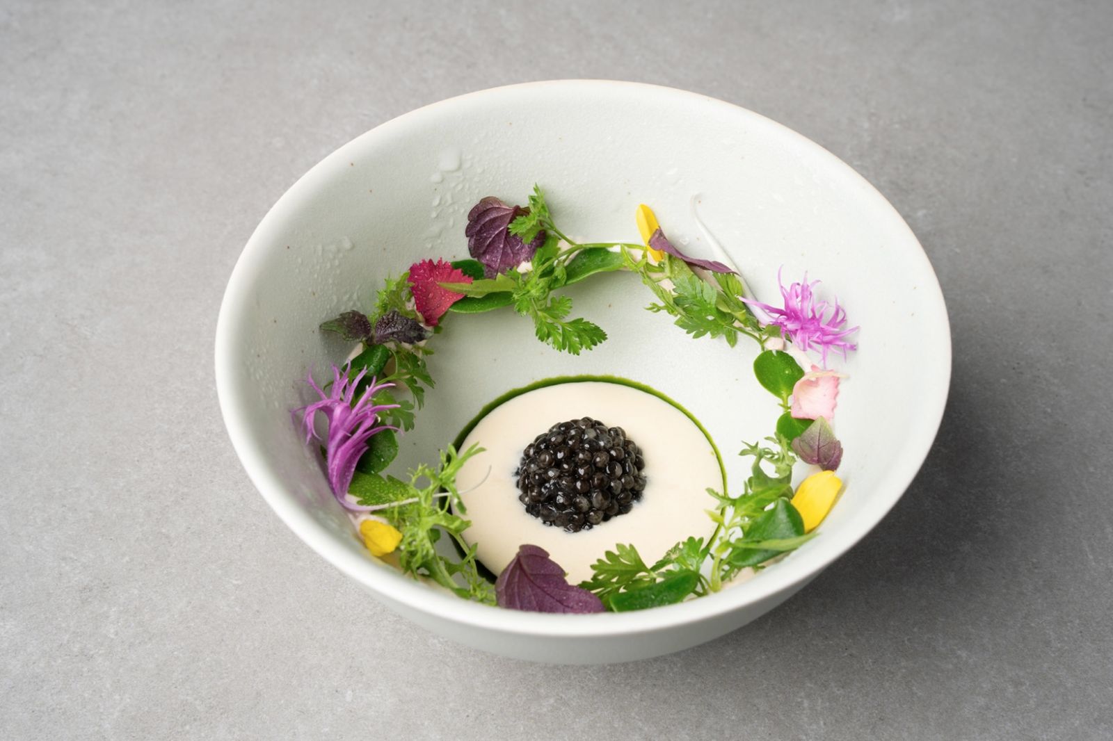 Chef Jun開胃小點獻上SOIGNÉ經典的「拌香草Herb bibim」。(Photo:AKIN)