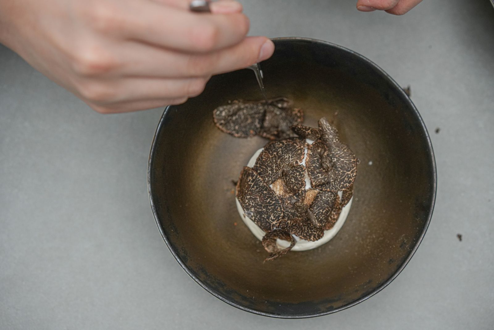 AKIN X SOIGNÉ四手聯彈星級饗宴主甜點「松露&馬鈴薯Truffle & potato」。(Photo:AKIN)