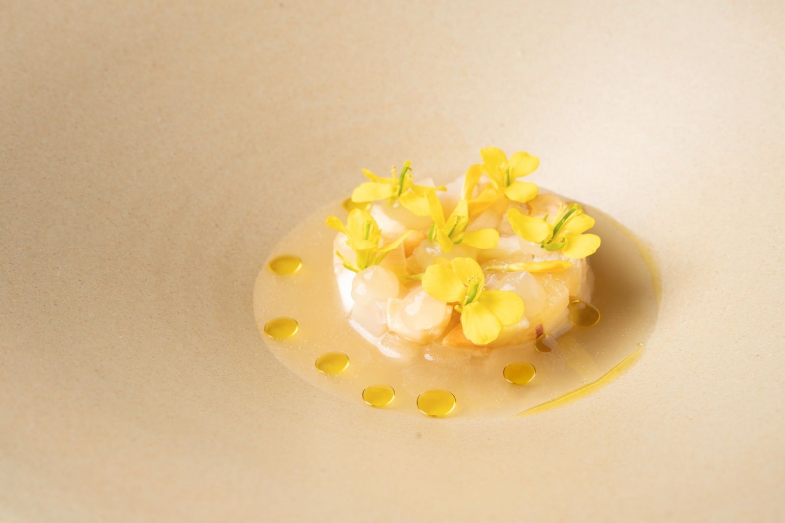 Chef Jun的海鮮生食前菜「干貝水生魚片Scallop Mul-hoi」。(Photo:AKIN)
