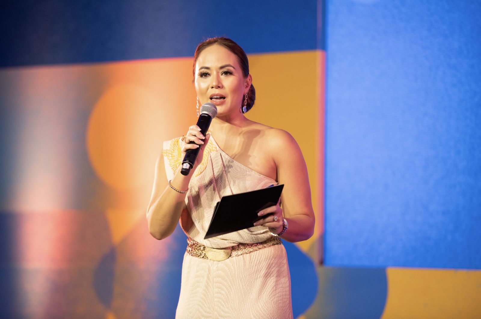 The emcee of the evening, Aziza Mondonedo (Photo: Kevin Prudon)