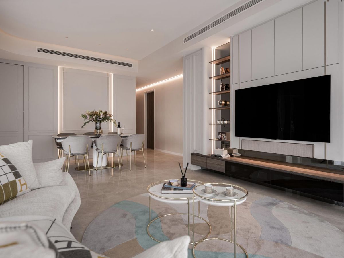 The circular rug echoes the shape of the coffee tables and the floor lamp in the living room (Photo: Mr Shopper Studio)