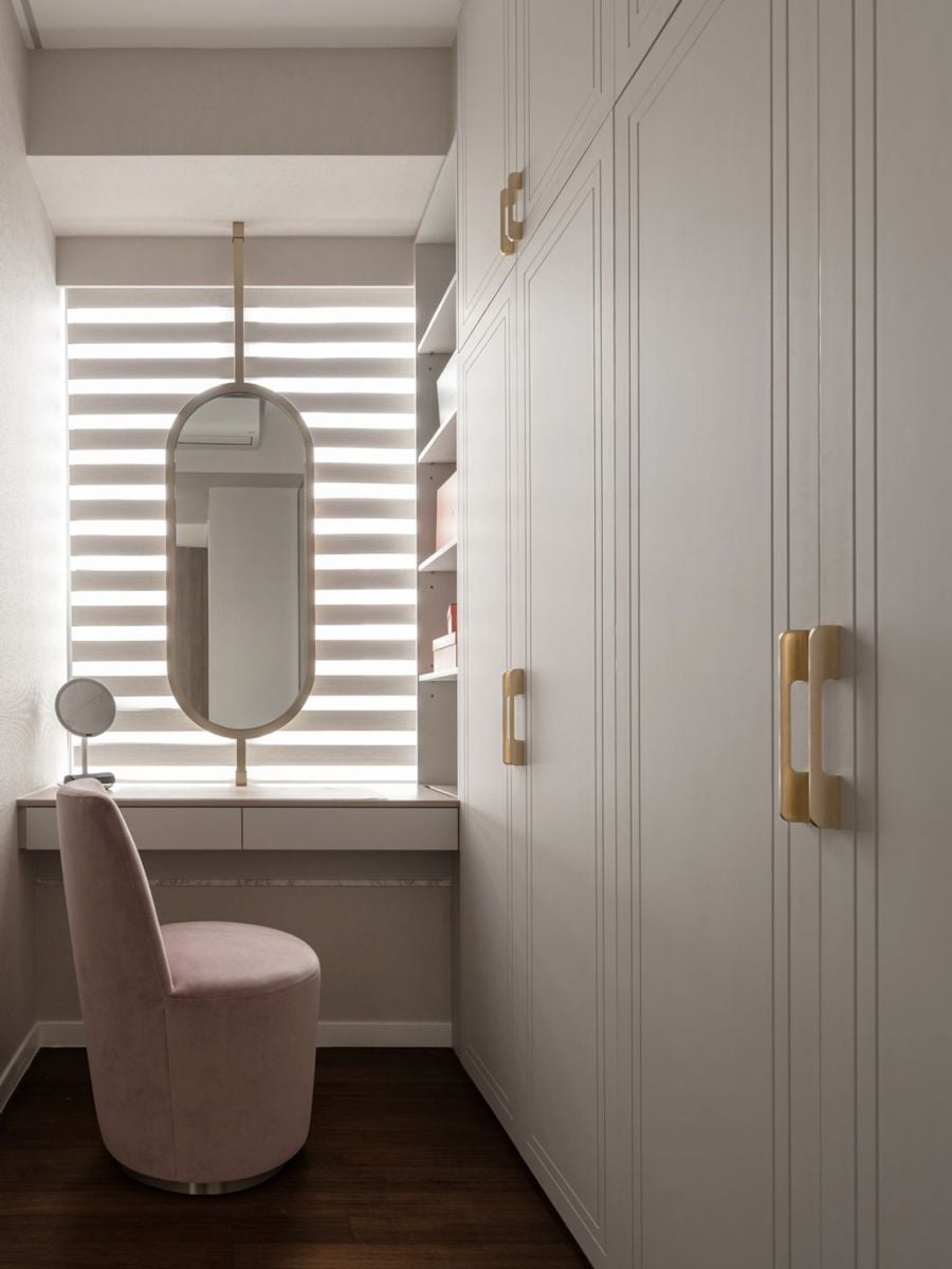 A curvy pink swivel chair is the perfect accompanying piece in the dressing area (Photo: Mr Shopper Studio)