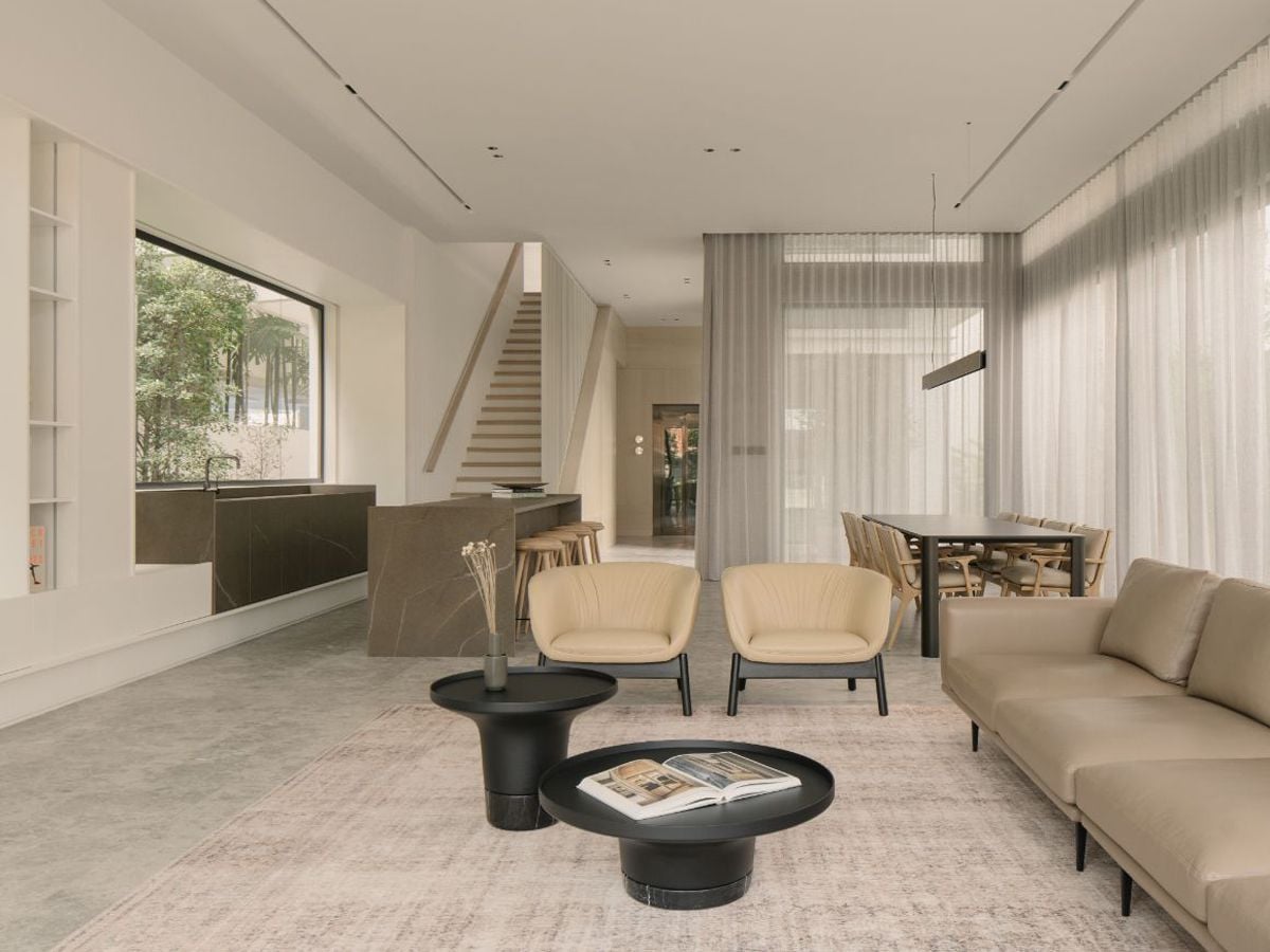 The neutral palette and light tones add to the feeling of restfulness in the living room (Photo: Khoo Guo Jie)