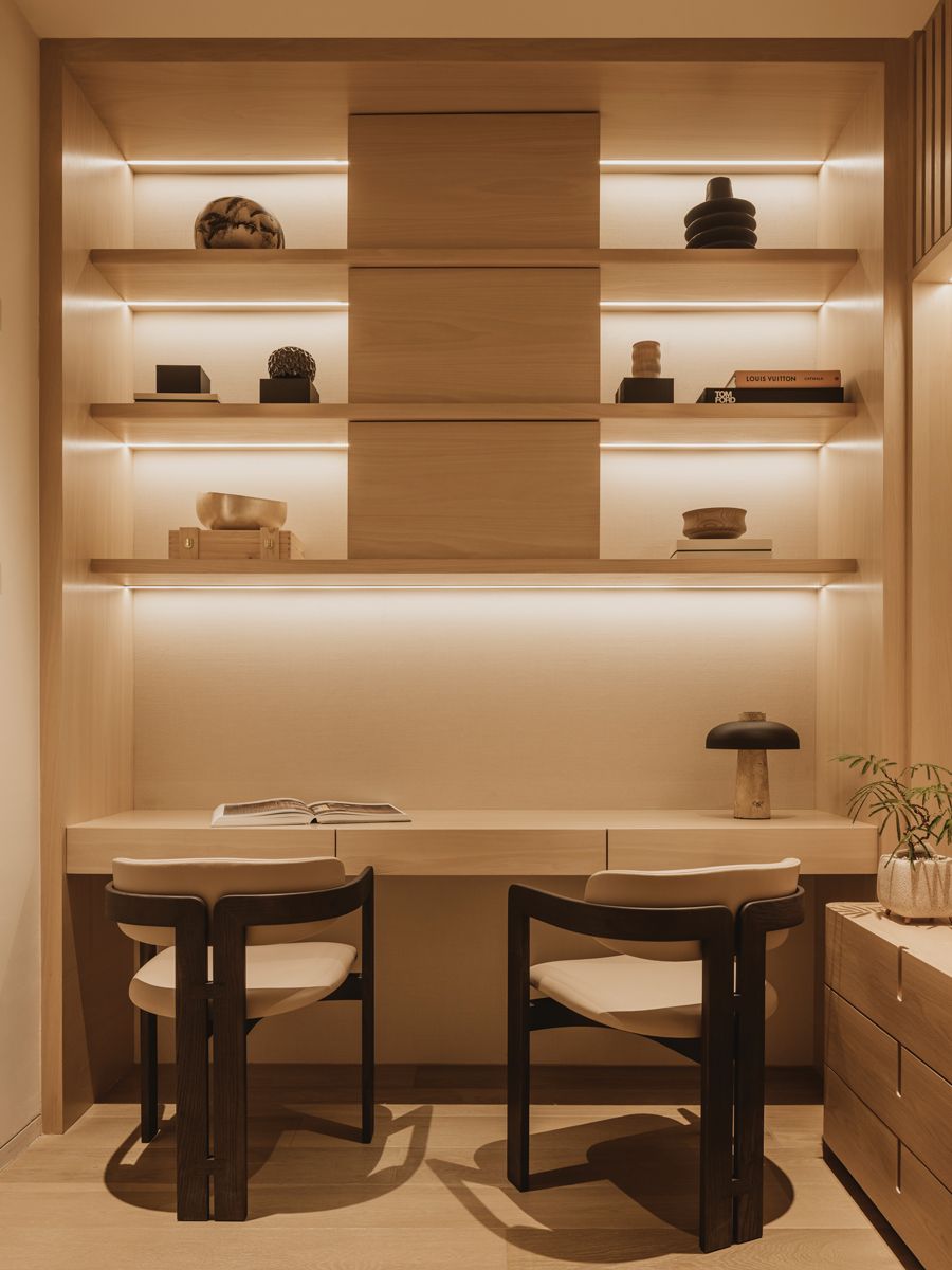 The generous use of light wood amplifies the restful atmosphere in the study (Photo: Max Lim)