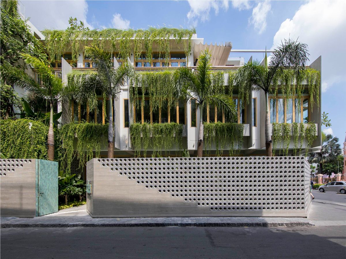 A side view showing the foliage that envelops the building (Photo: Paul Phan)