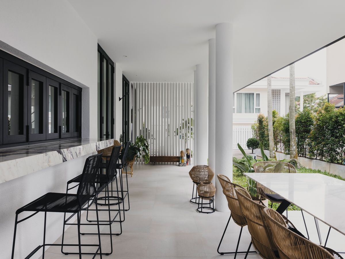 The spacious outdoor dining area is conveniently connected to the kitchen and the dining room; guests can chat with the homeowners or get a glimpse of the preparation work in the kitchen (Photo: Marc Tan / Studio Periphery)