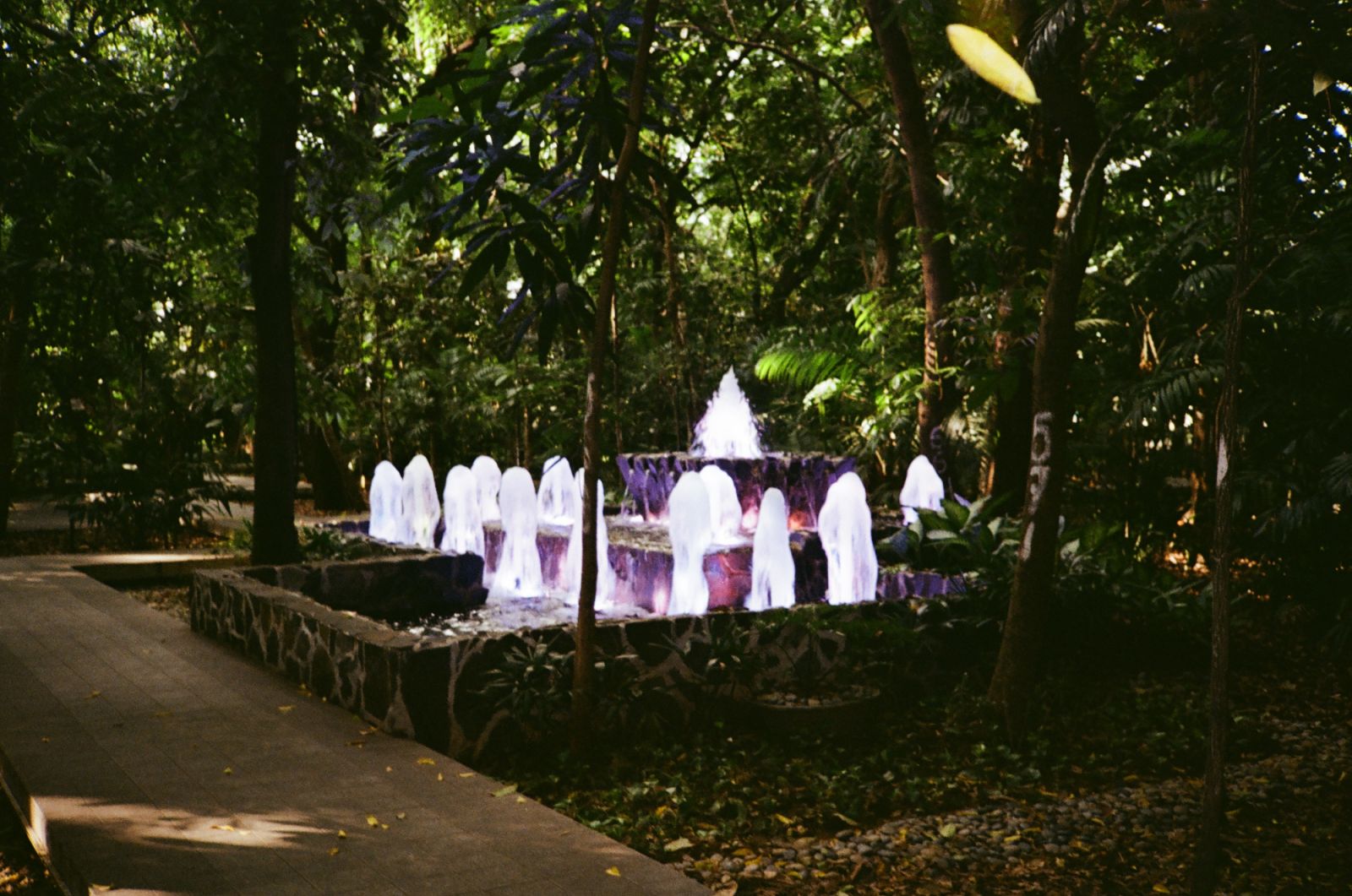 There's a small fountain in the middle of Arroceros Forest Park (Photo: Jove Moya)