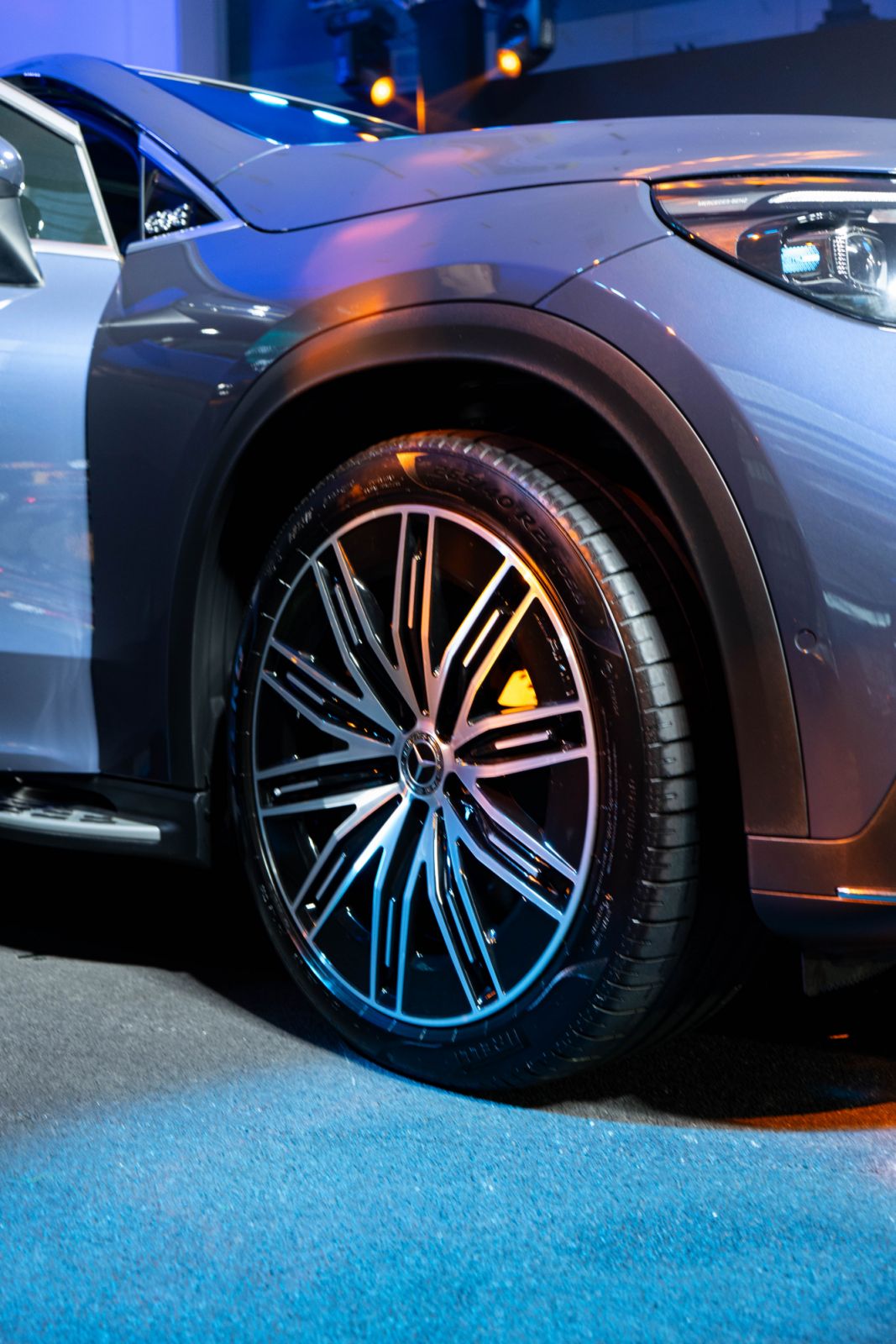 The new Mercedes-Benz EQE SUV's 21-inch AMG multi-spoke light alloy wheels