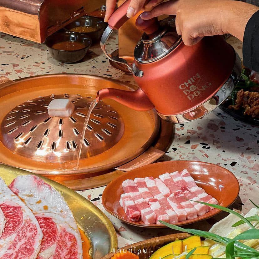 ชิ้น โบ แดง นำเสนอเสน่ห์ของหมูกระทะแบบไทยในระดับพรีเมี่ยม