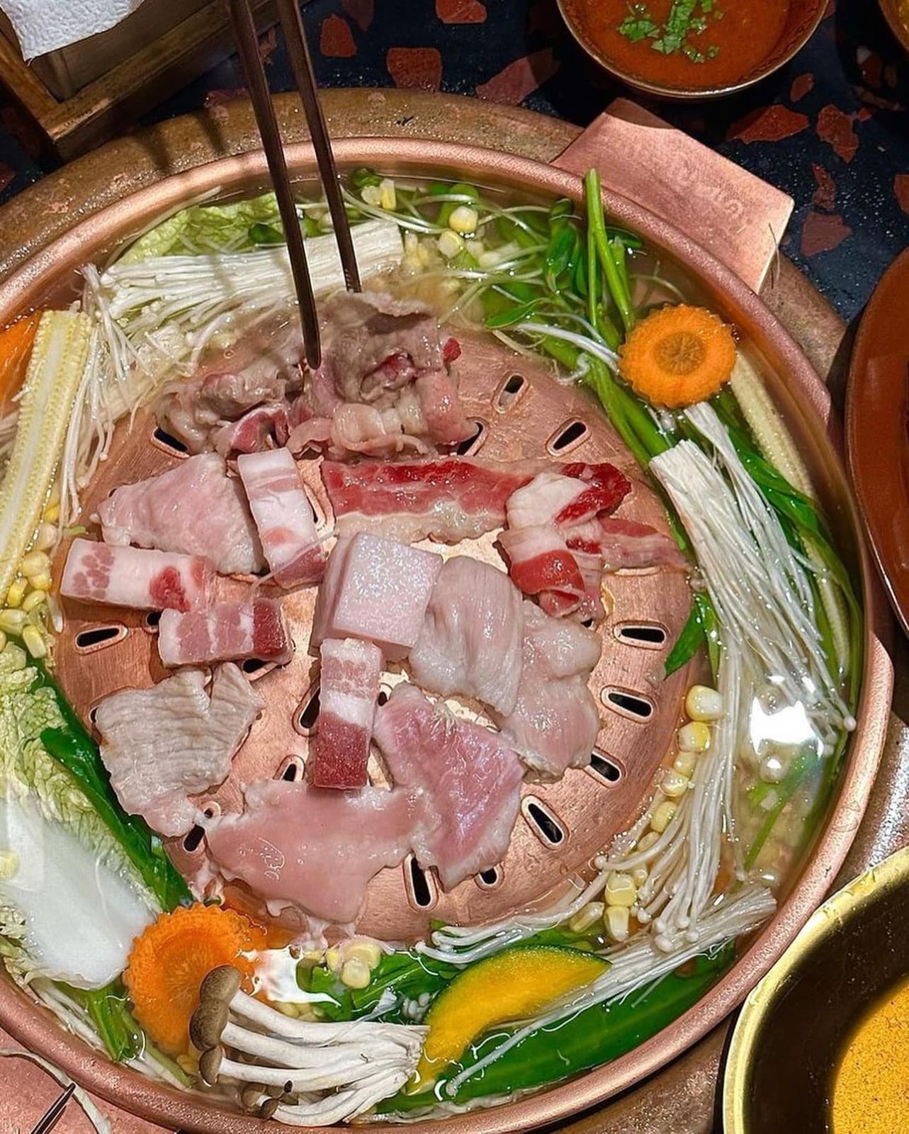 ชิ้น โบ แดง นำเสนอเสน่ห์ของหมูกระทะแบบไทยในระดับพรีเมี่ยม