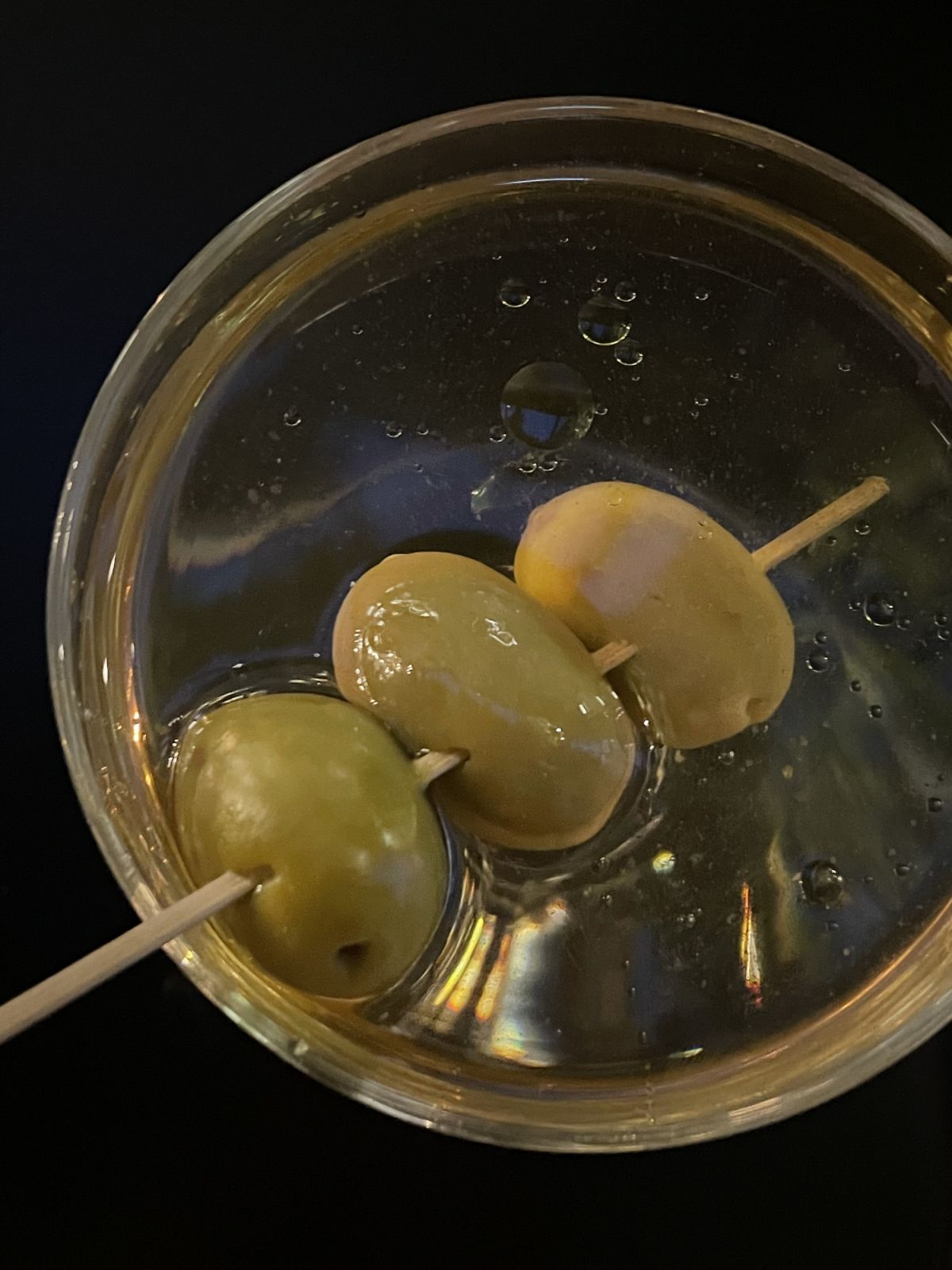 A dirty martini with green olives (Photo: Dupe Photos)