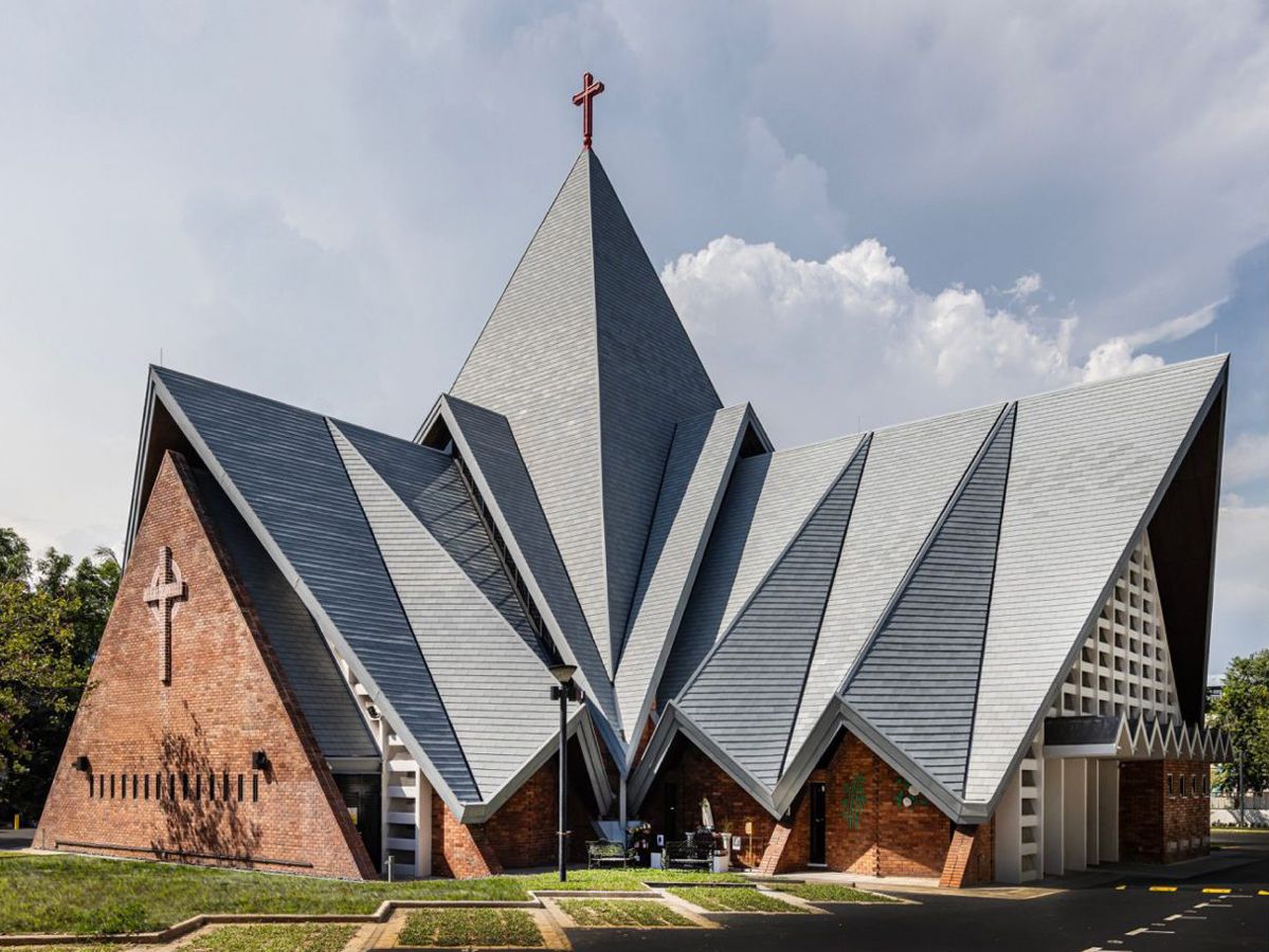 The geometry of the roof’s folds dip downwards to wrap the interior with portions touching the ground, reminiscent of anchoring pegs which functionally serve as drainage points for rainwater (Photo: Vernon Leow)