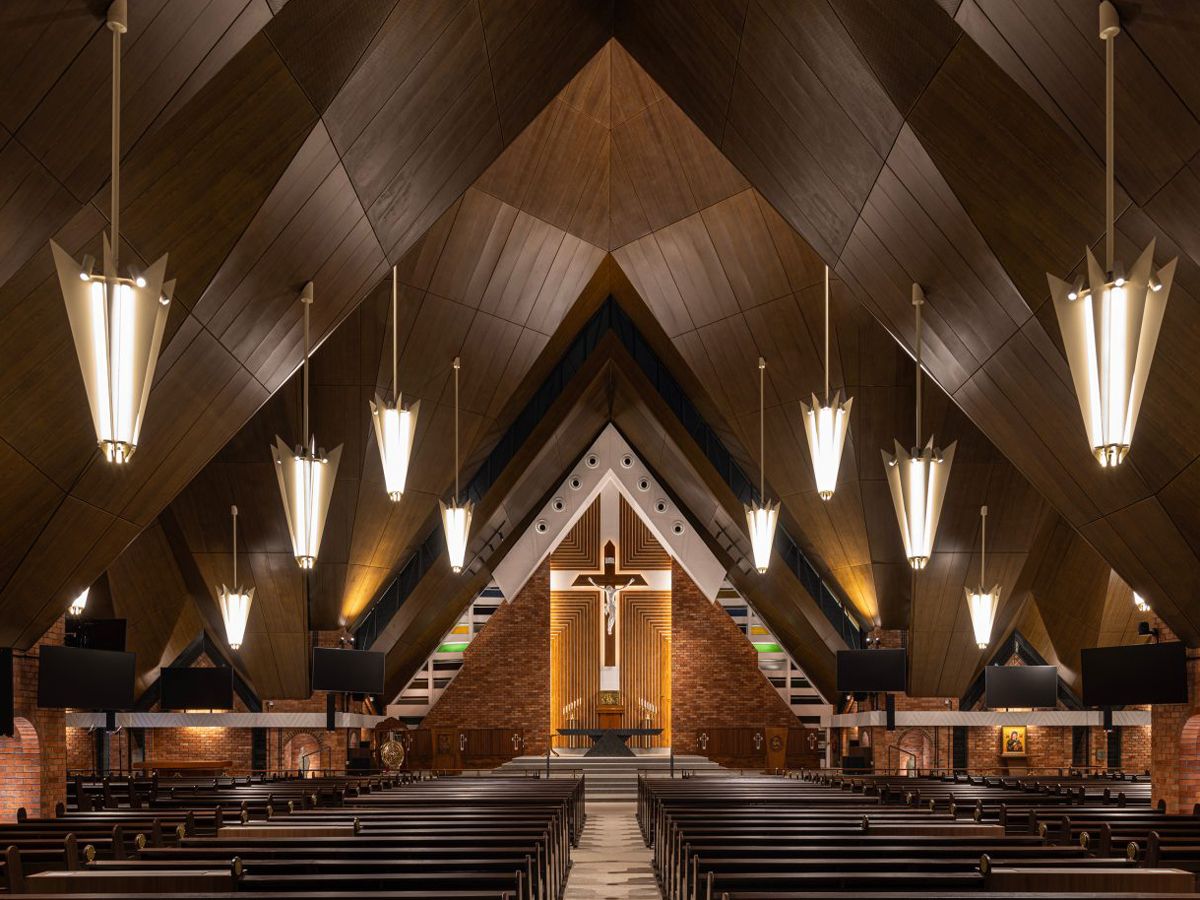 In the worship hall, original lighting used reflected the influence of modernism and was carefully maintained in the conservation process (Photo: Vernon Leow)