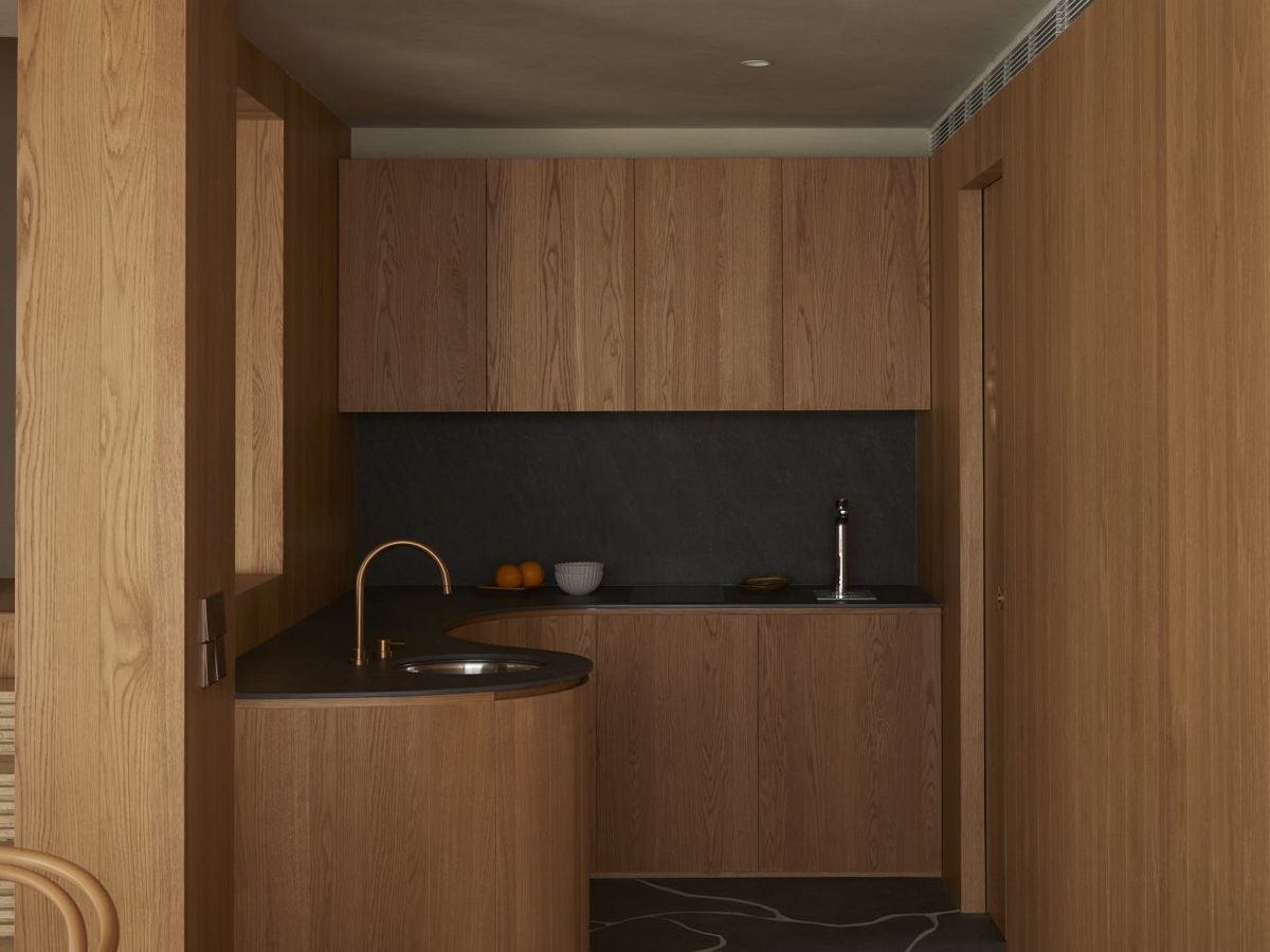 The curved kitchen with a round sink (Photo: Jovian Lim)