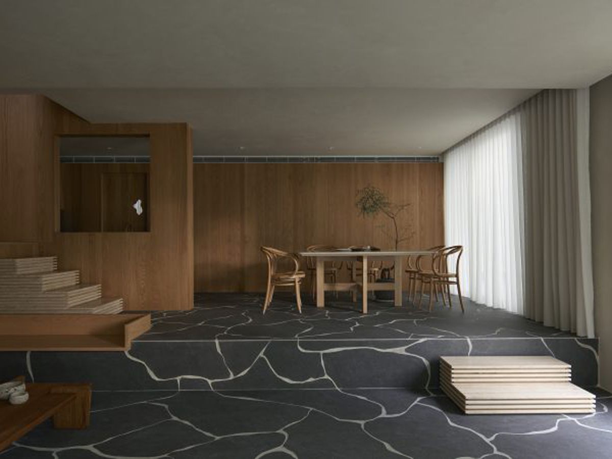 Engineered ceramic tile in various organic shapes results in flowing grout lines (Photo: Jovian Lim)