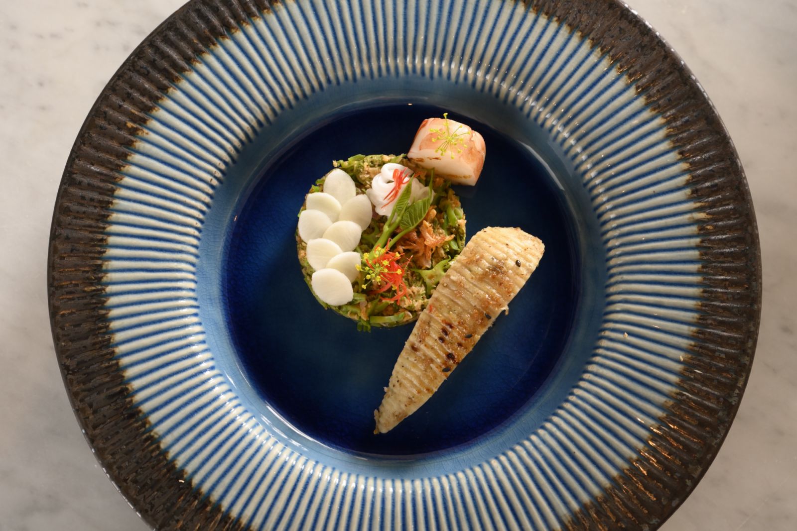 ยำทวายไก่ยอและกุ้งลายเสือ ภายในร้านอาหาร บ้านพระยา (ภาพ: Mandarin Oriental, Bangkok)