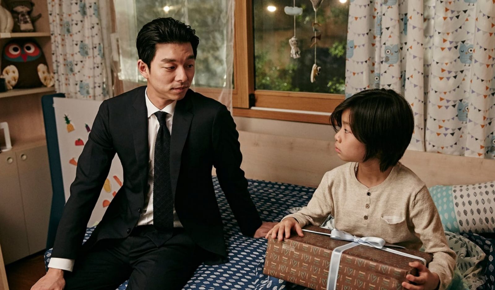 Seok-woo (played by Gong Yoo) and Su-an (played by Kim Su-an) in ‘Train to Busan’