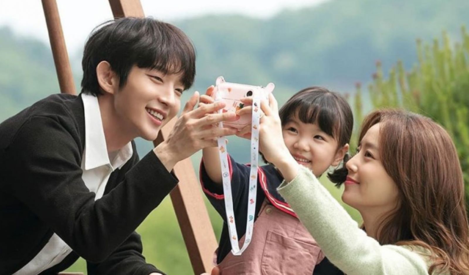 Lee Joon-gi, Jung Seo-yeon, and Moon Chae-won in ‘Flower of Evil’