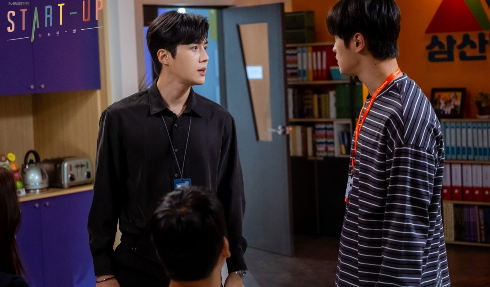 Han Ji-pyeong (played by Kim Seon-ho) and Kim Yong-san (played by Kim Do-wan) in Han Ji-pyeong (played by Kim Do-wan) in ‘Start-Up’