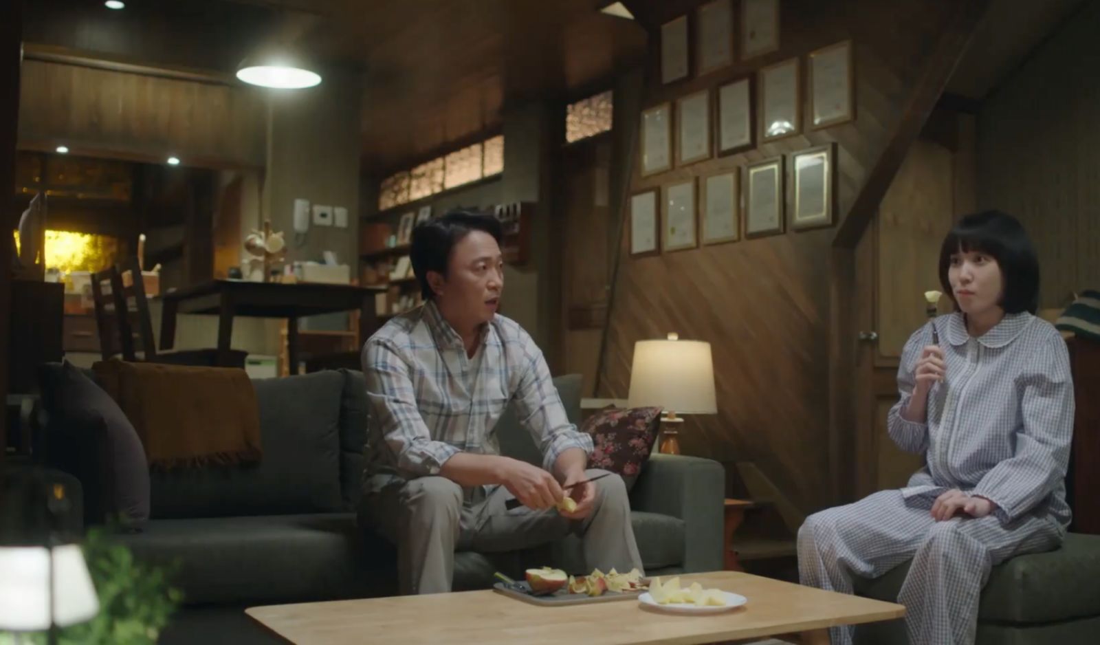 Woo Gwang-ho (played by Jeon Bae-soo) and Woo Young-woo (played by Park Eun-bin) in ‘Extraordinary Attorney Woo’
