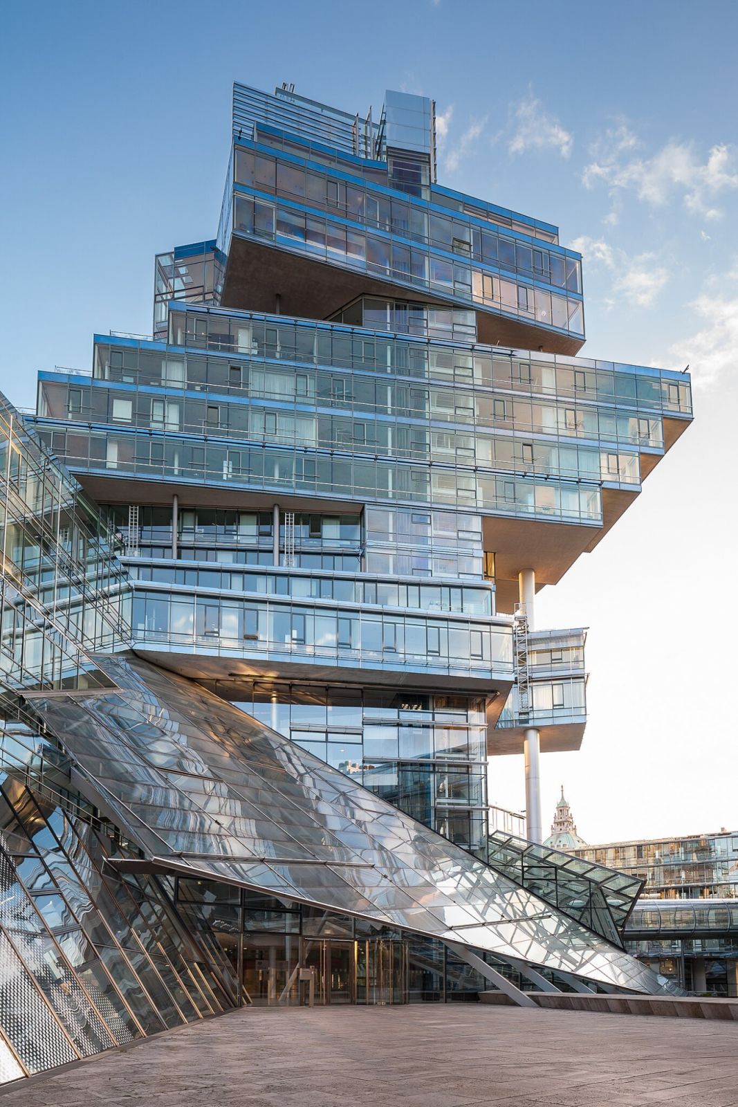 The stacked, angled volumes of NORD/LB in Hanover, designed by the Behnisches (Photo: ChristianSchd / WikiCommons)