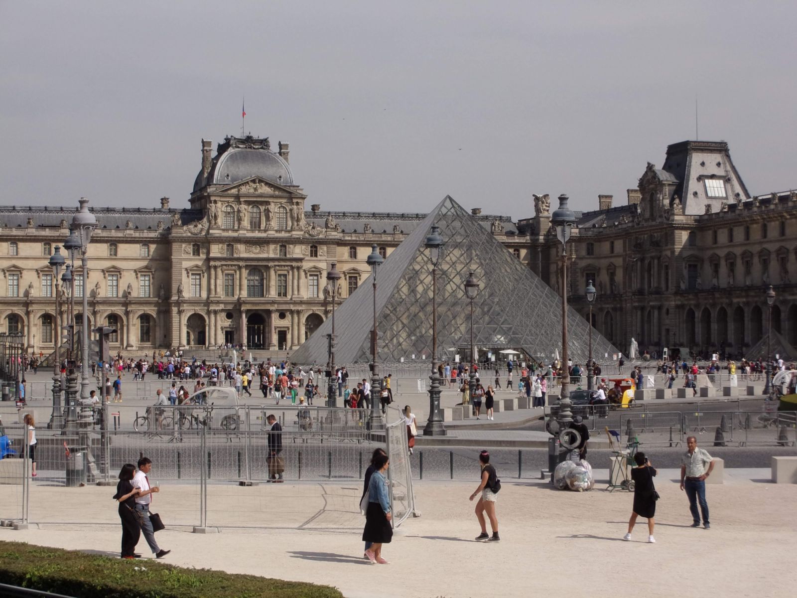 I.M Pei’s iconic Louvre Pyramid with 673 glass panes (Photo: Chin844 / WikiCommons)