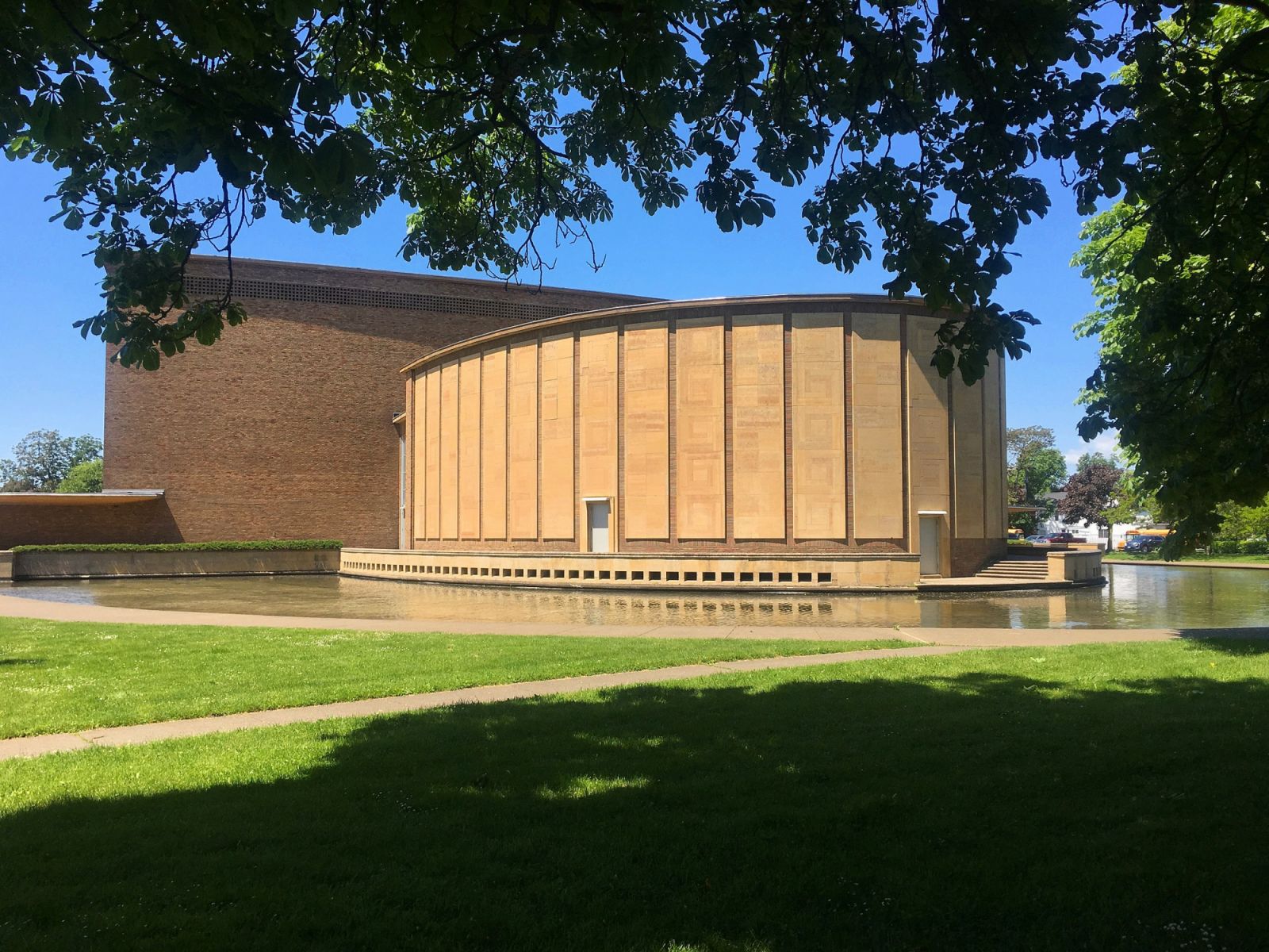 Kleinhans Music Hall in Buffalo, New York, designed by the Saarinens (Photo: Andre Carrotflower / WikiCommons)