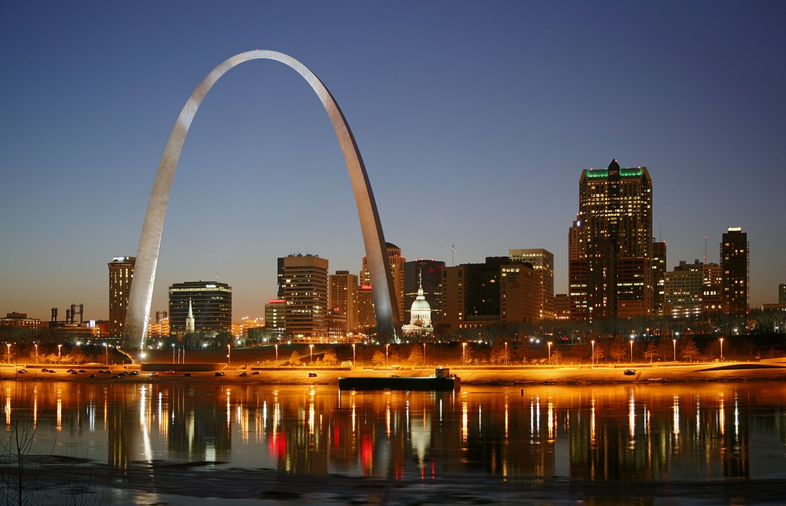 The soaring 630-foot Gateway Arch in St Louis, designed by Eero Saarinen (Photo: Daniel Schwen / WikiCommons)