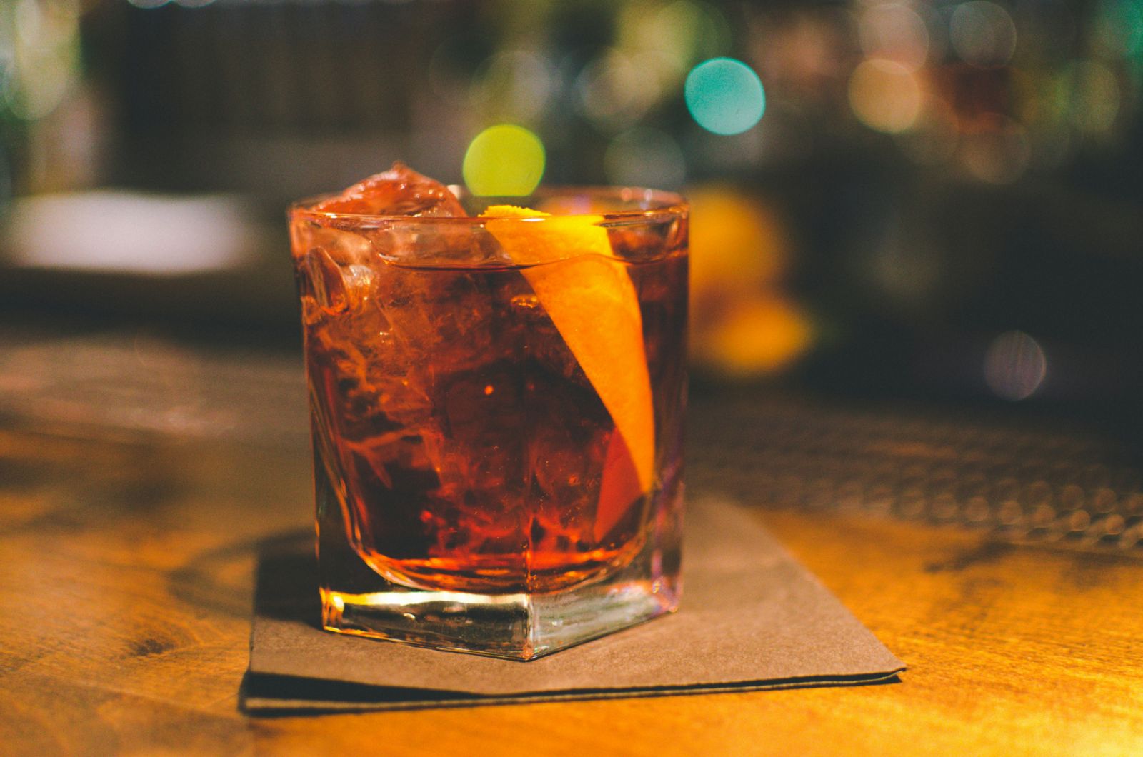 A negroni with orange peel (Photo: Unsplash)