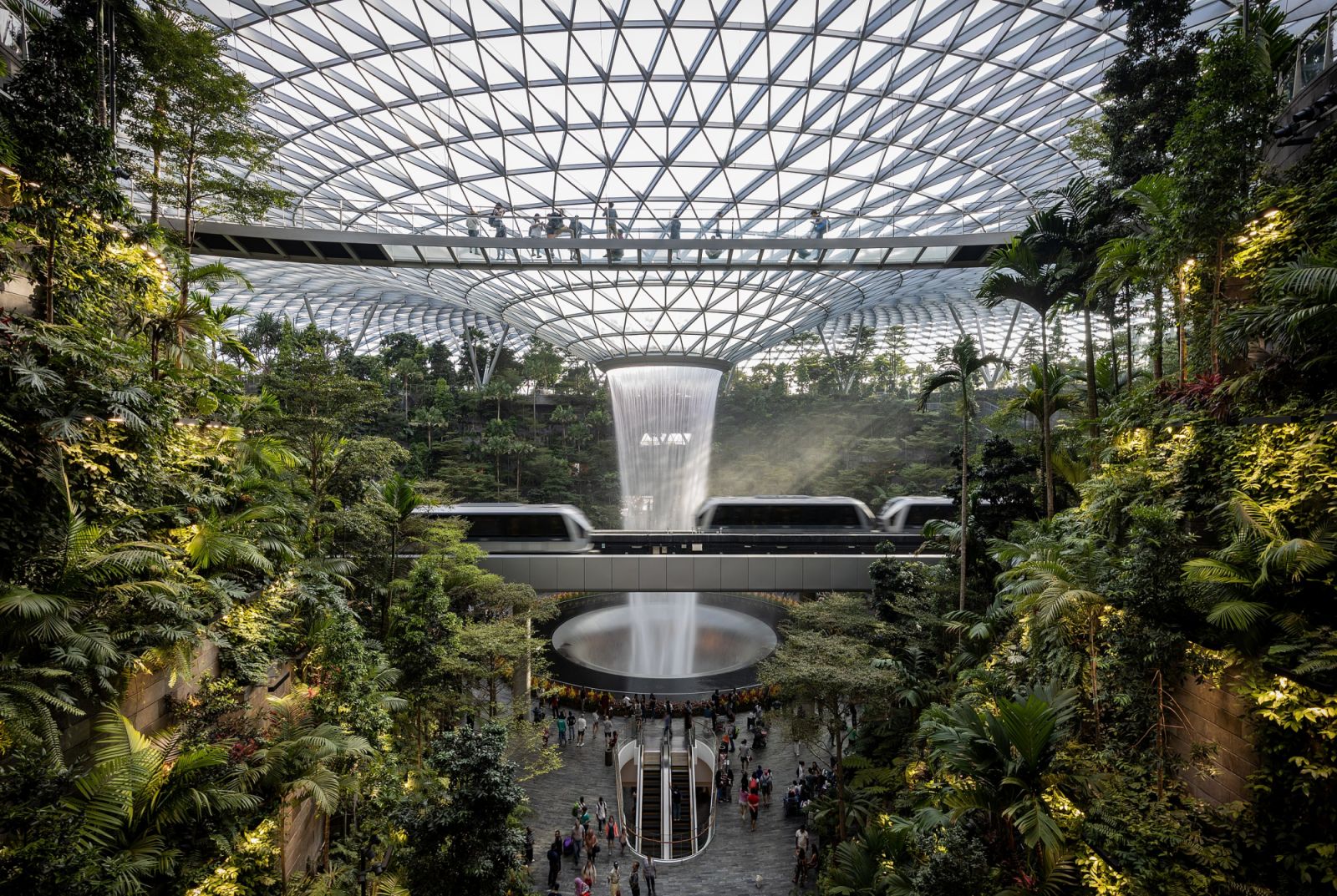 The Rain Vortex inside the Jewel Changi Airport in Singapore, designed by Moshe Safdie (Photo: Supanut Arunoprayote / WikiCommons)