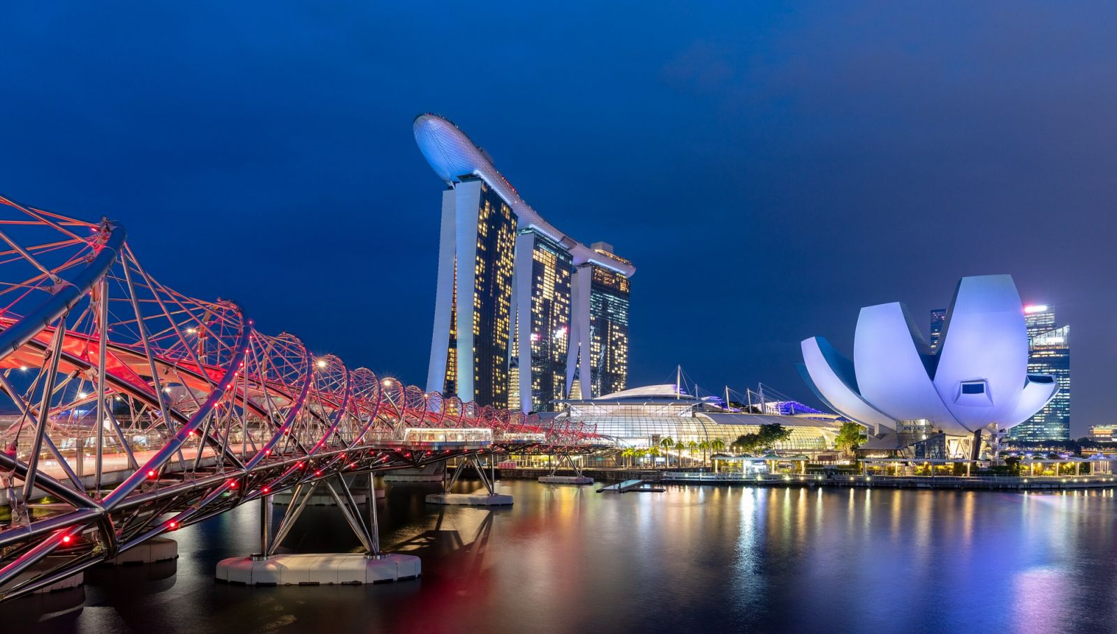 Singapore's Marina Bay Sands next to another Moshe Safdie creation, the ArtScience Museum (Photo: Diego Delso / WikiCommons)
