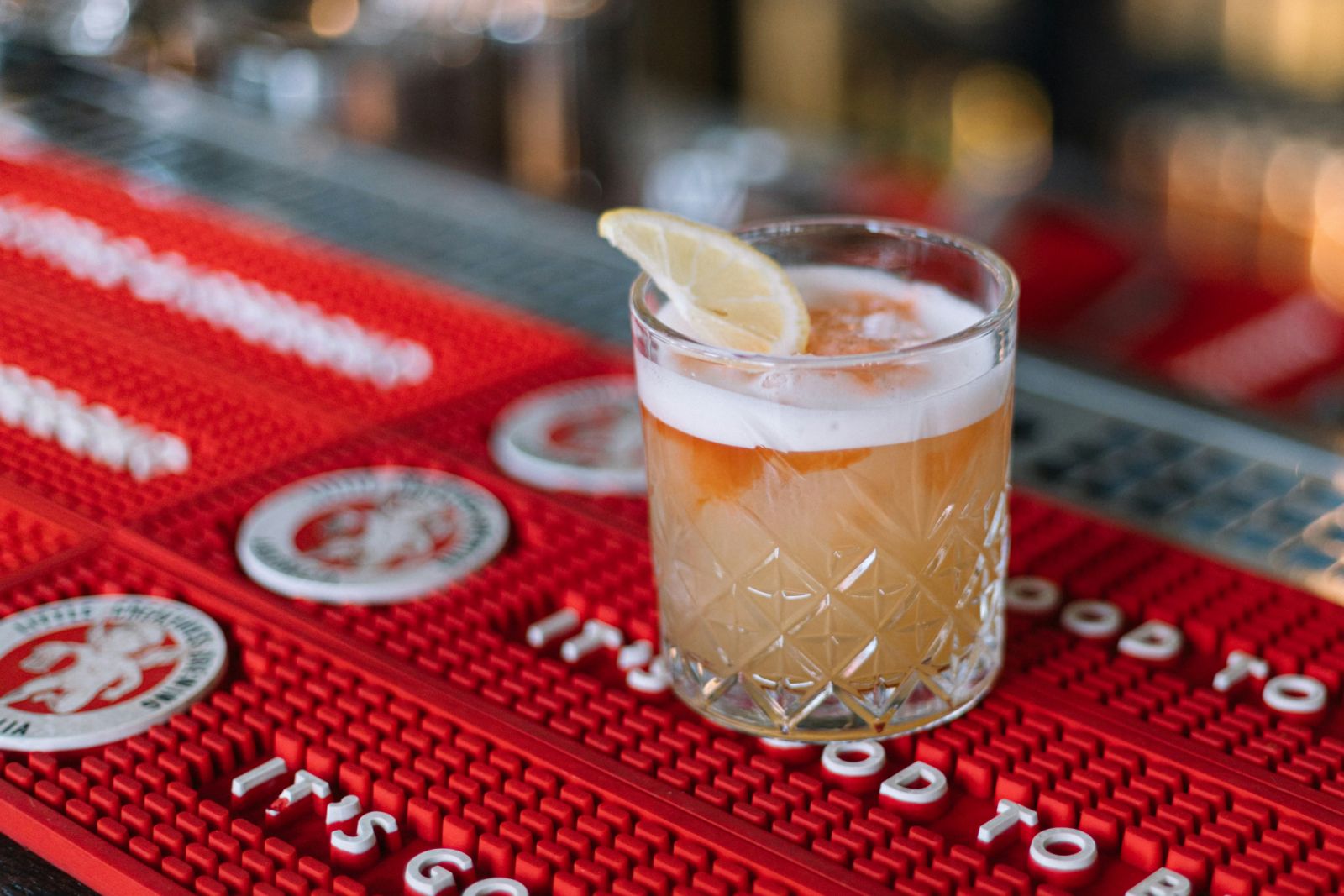 A whisky sour with a slice of lemon (Photo: Unsplash)