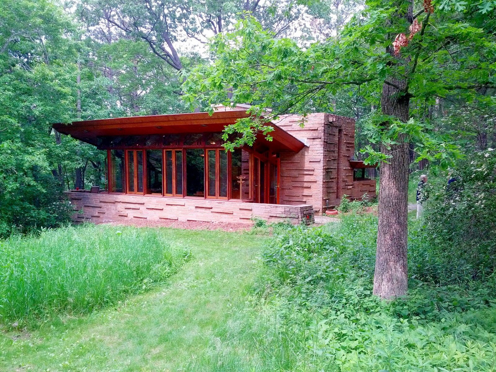Wright's Seth Peterson cottage serves as inspiration to Lindal's Mirror Lake model (Photo: Brendannee / WikiCommons)