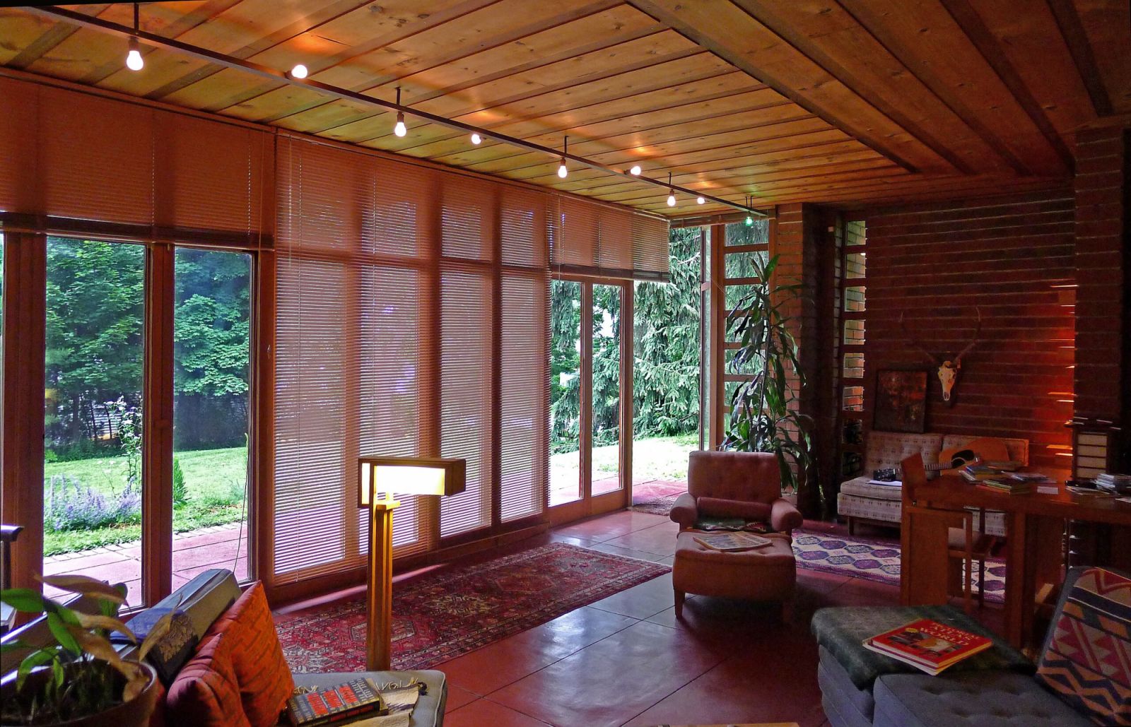 Characterised by the use of glass, wood and stone materials (Photo: James Steakley / WikiCommons)