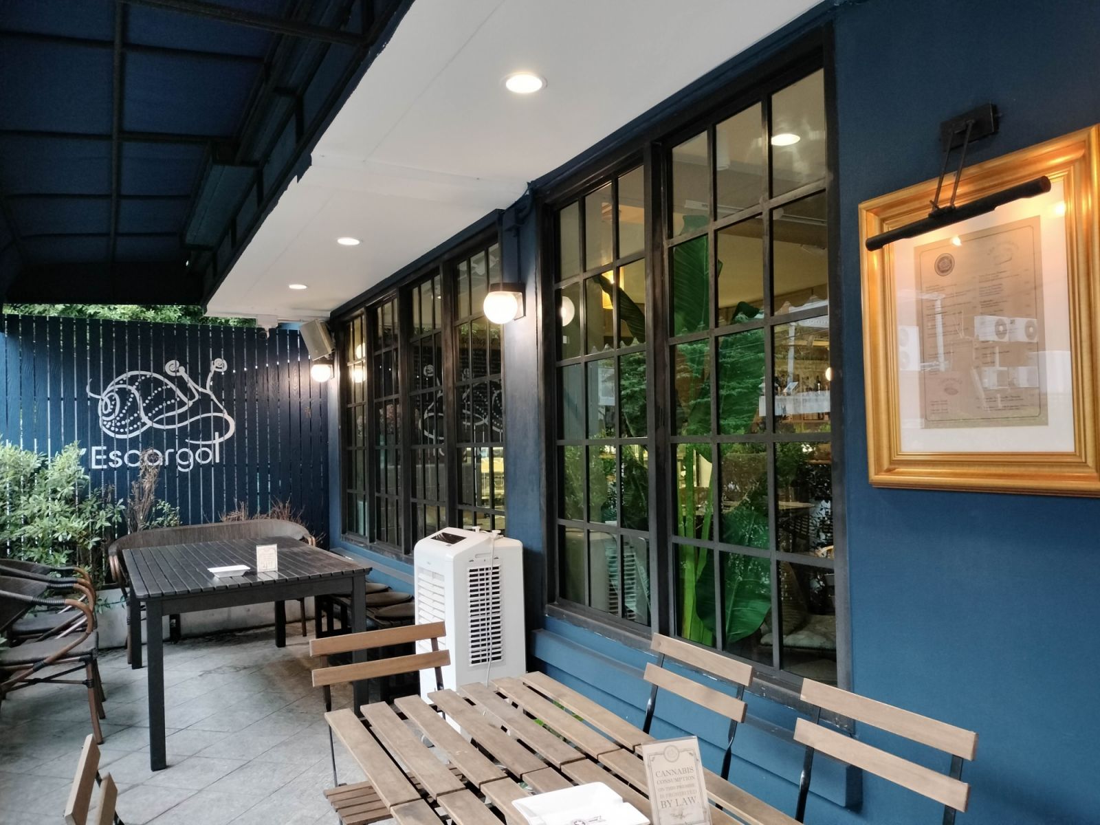 บรรยากาศร้านอาหารฝรั่งเศส L'Escargot Bistro ในซอยร่วมฤดึ