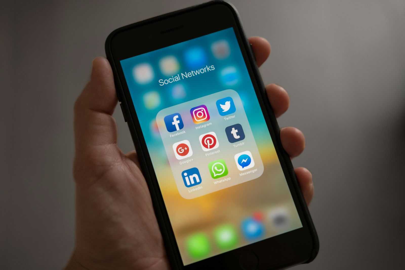 fighting misinformation on social media (Pexels: Tracy Le Blanc)