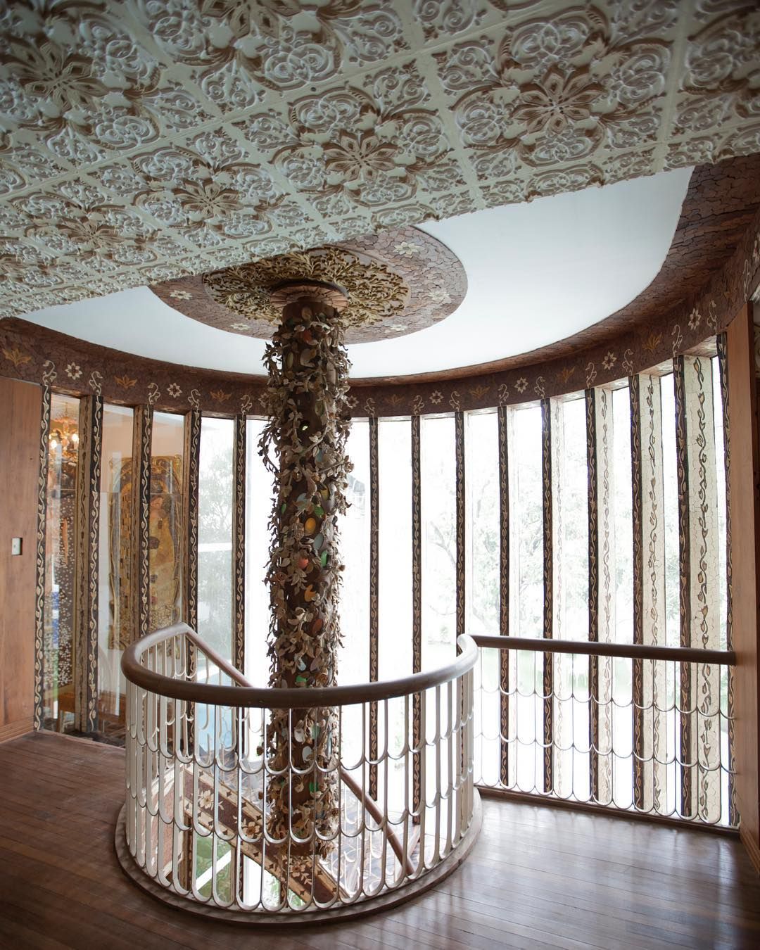 The staircase in Casa Juico’s main halls boasts a floral motif (Photo: Las Casas Quezon City / Facebook)