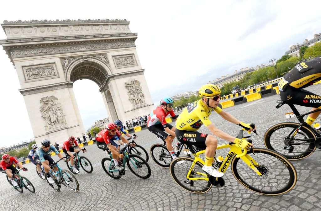 PARIS, FRANCE - JULY 23: (EDITOR'S NOTE: Alternate crop) Jonas Vingegaard of Denmark and Team Jumbo-Visma - Yellow Leader Jersey and a general view of the peloton passing close The Arc de Triomf during the stage twenty-one of the 110th Tour de France 2023 a 11 5.1km stage from Saint-Quentin-en-Yvelines to Paris / #UCIWT / on July 23, 2023 in Paris, France. (Photo by David Ramos/Getty Images)