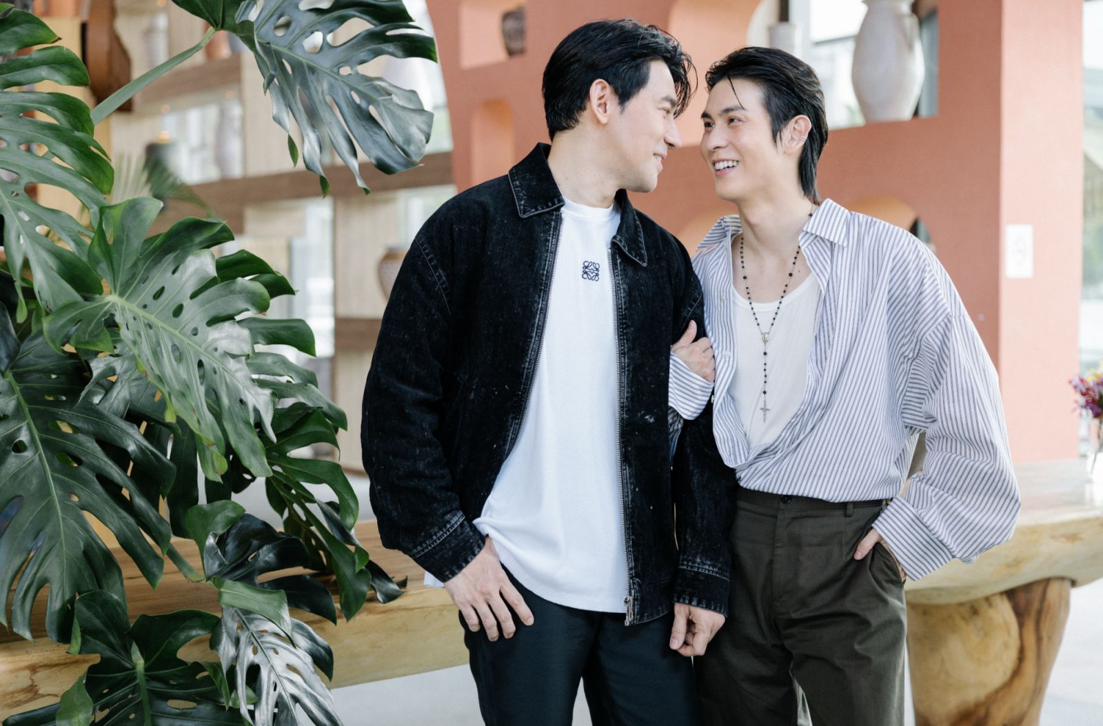 พอร์ช - อภิวัฒน์ อภิวัฒน์เสรี และ อาม - สัพพัญญู ปนาทกูล (ภาพ: Tatler)