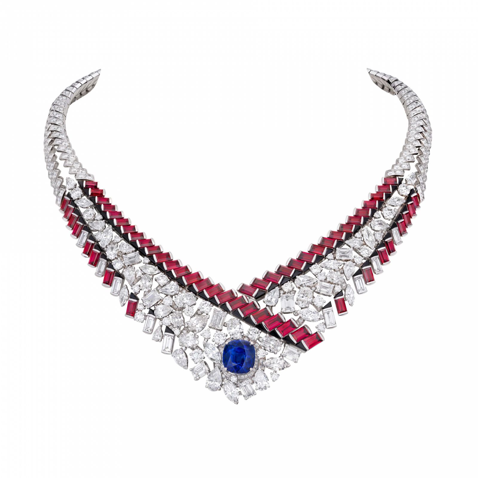 Vòng cổ được chế tác từ chất liệu vàng trắng, bạch kim, kim cương, sapphire, hồng ngọc và đá onyx (Ảnh: do Chanel)
