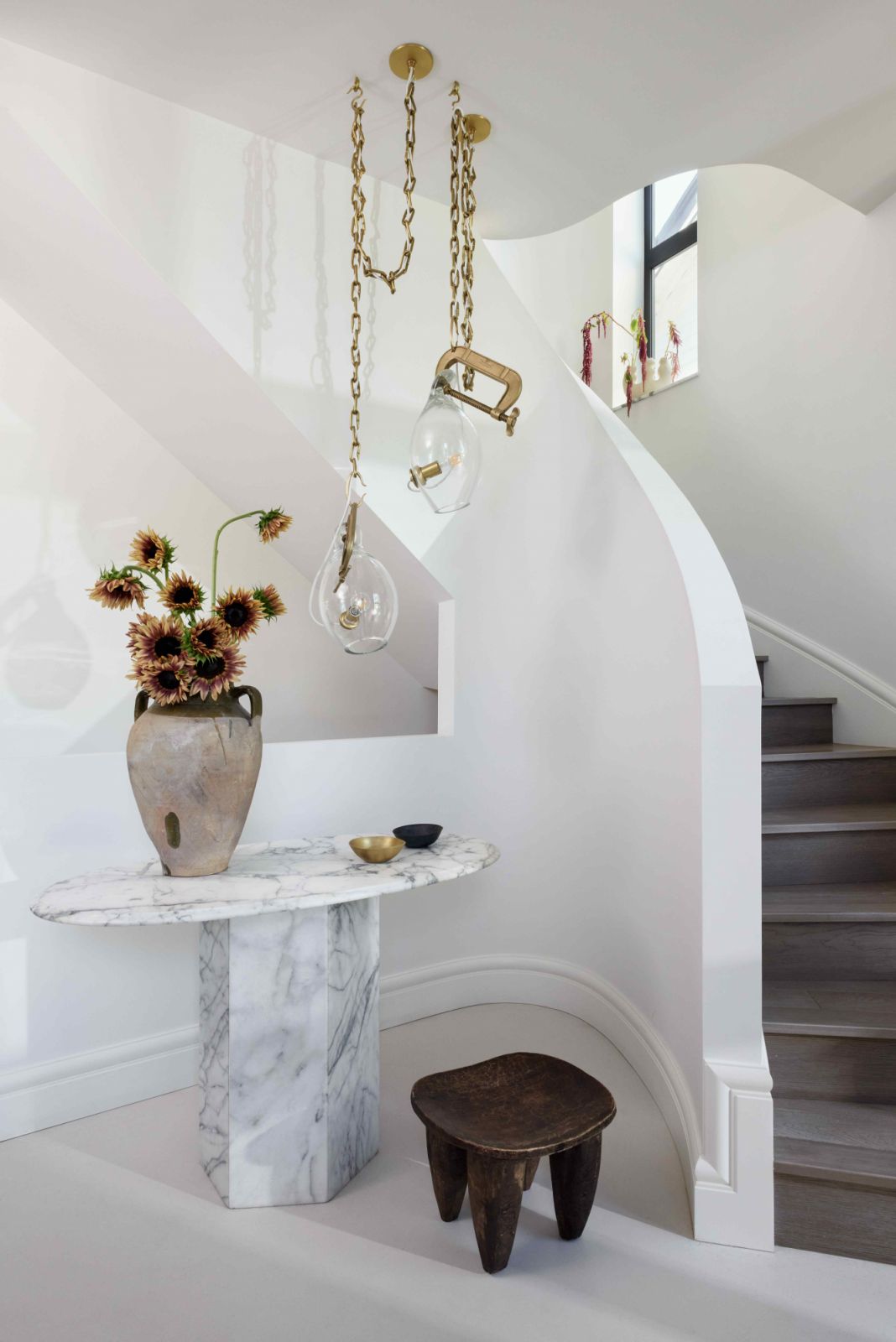 Clean-lined glamour through graceful curves in the foyer