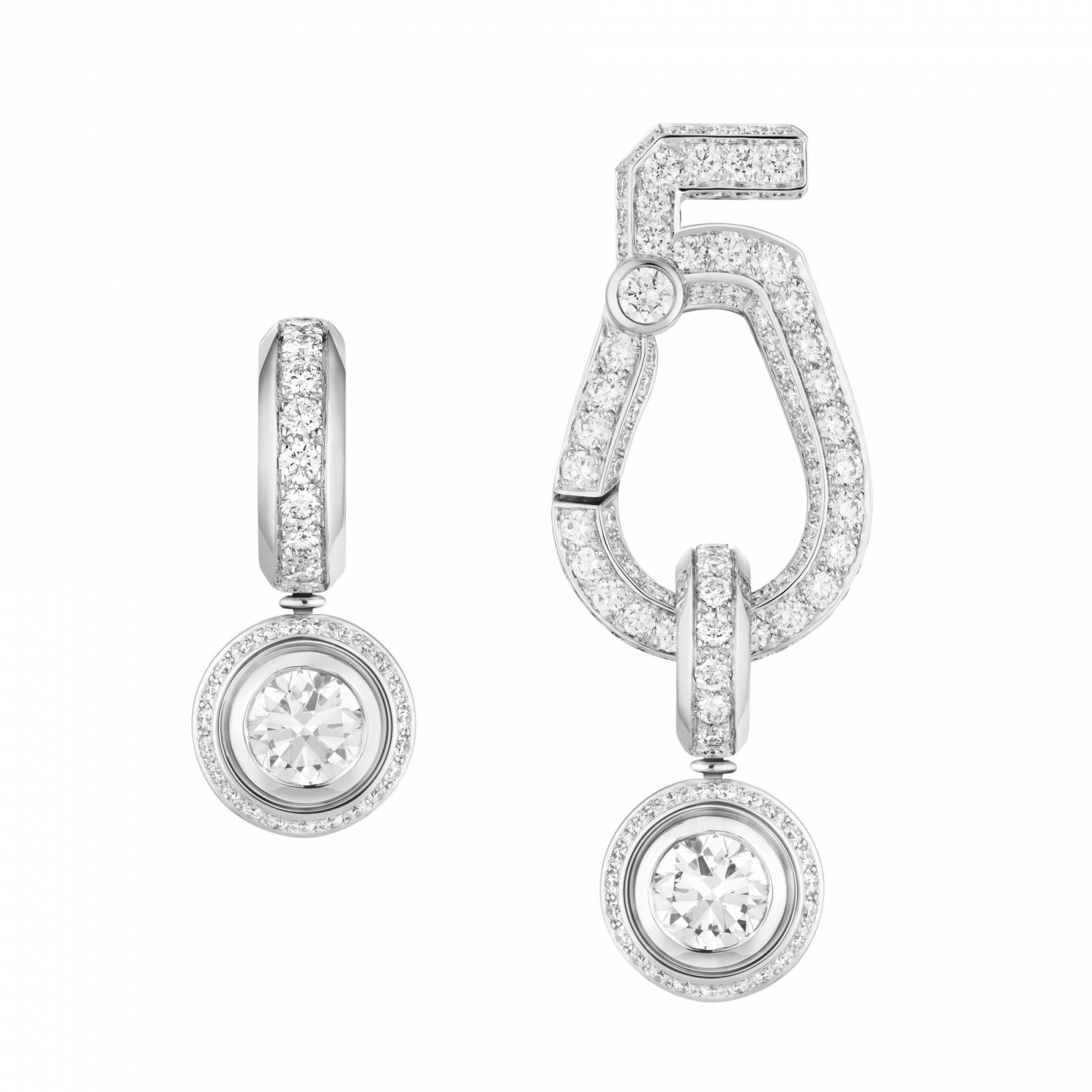 Sporty 5 earrings in white gold and diamonds (Photo: courtesy of Chanel)