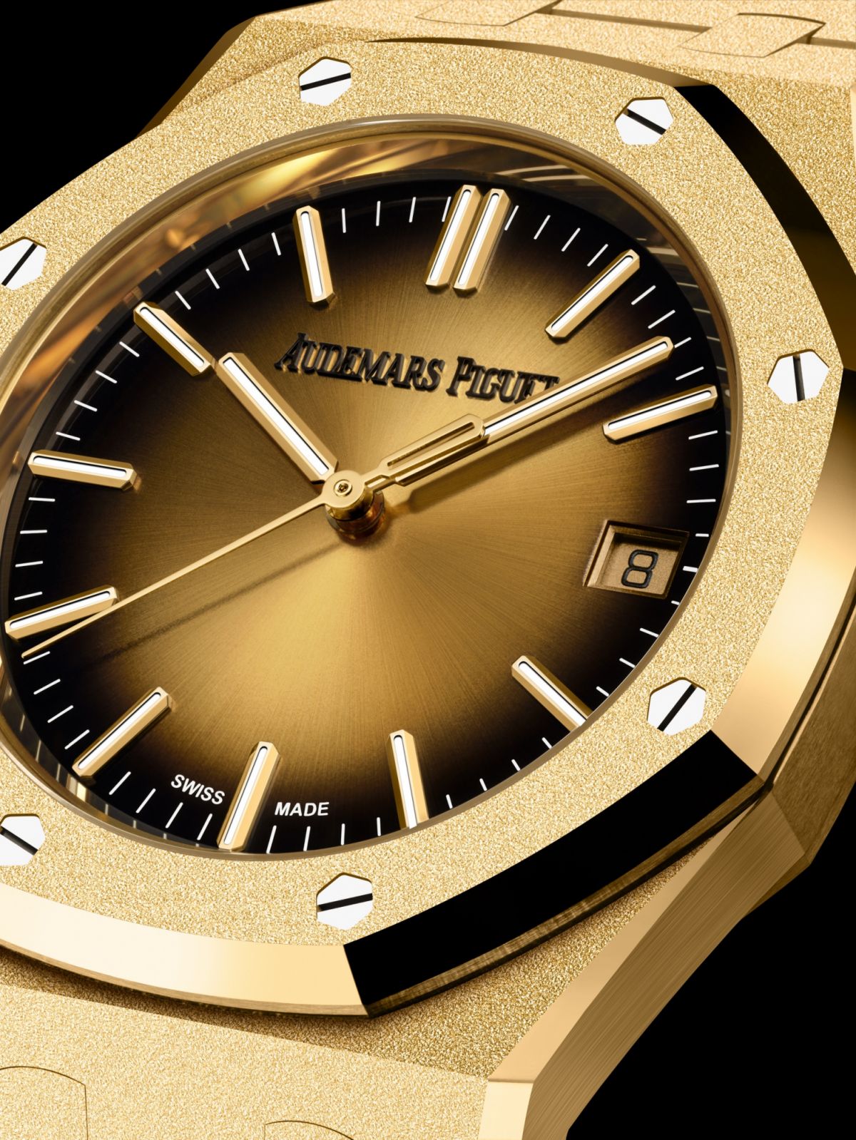 皇家橡樹系列霜金37毫米腕錶使用煙燻金色太陽紋面盤。（Photo: Audemars Piguet）