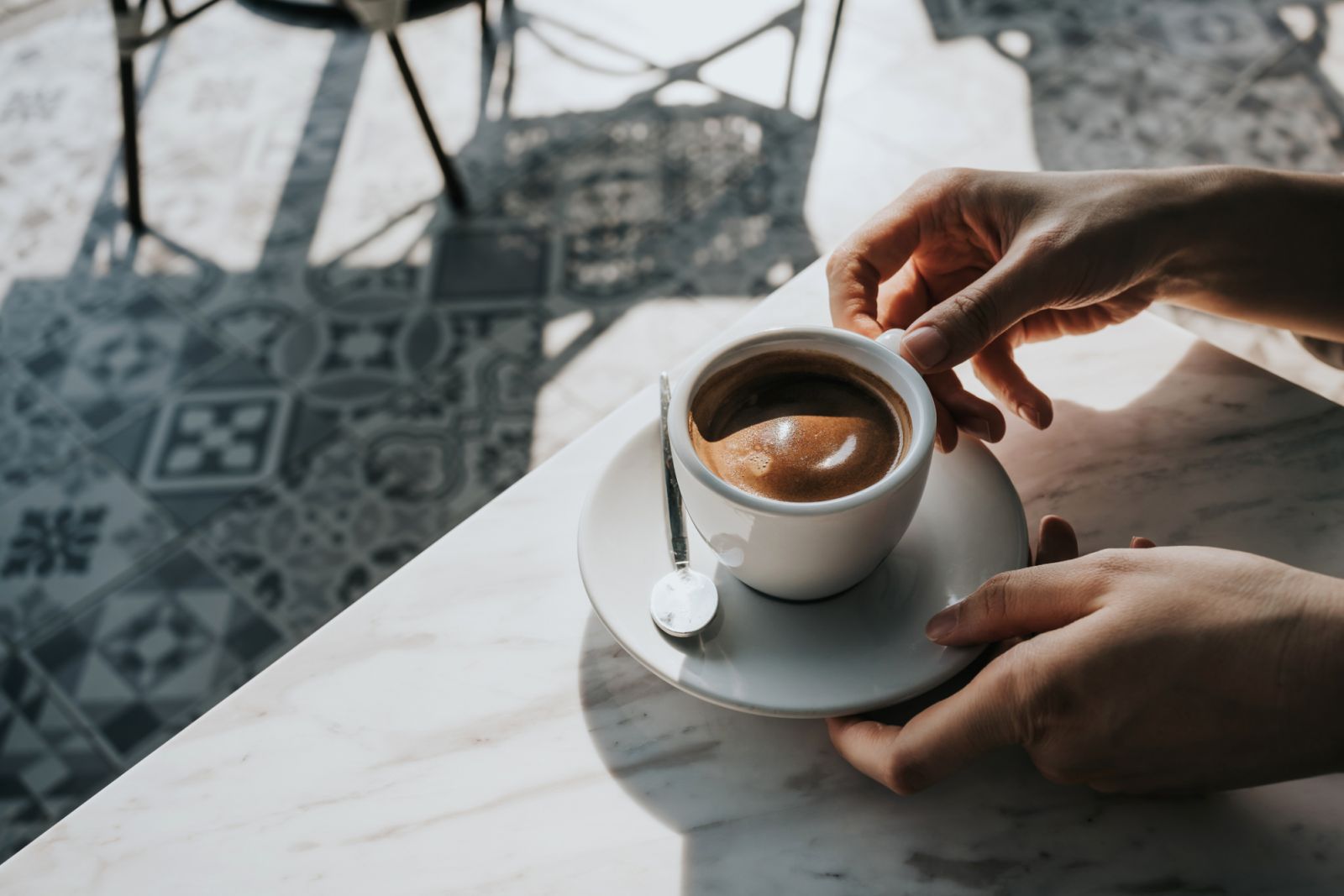 A mug of coffee at a café (Photo: Getty Images)