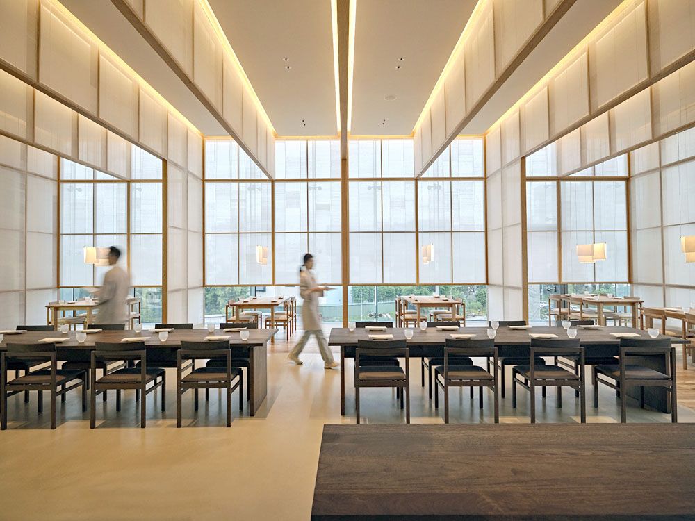 Na Oh’s main dining room