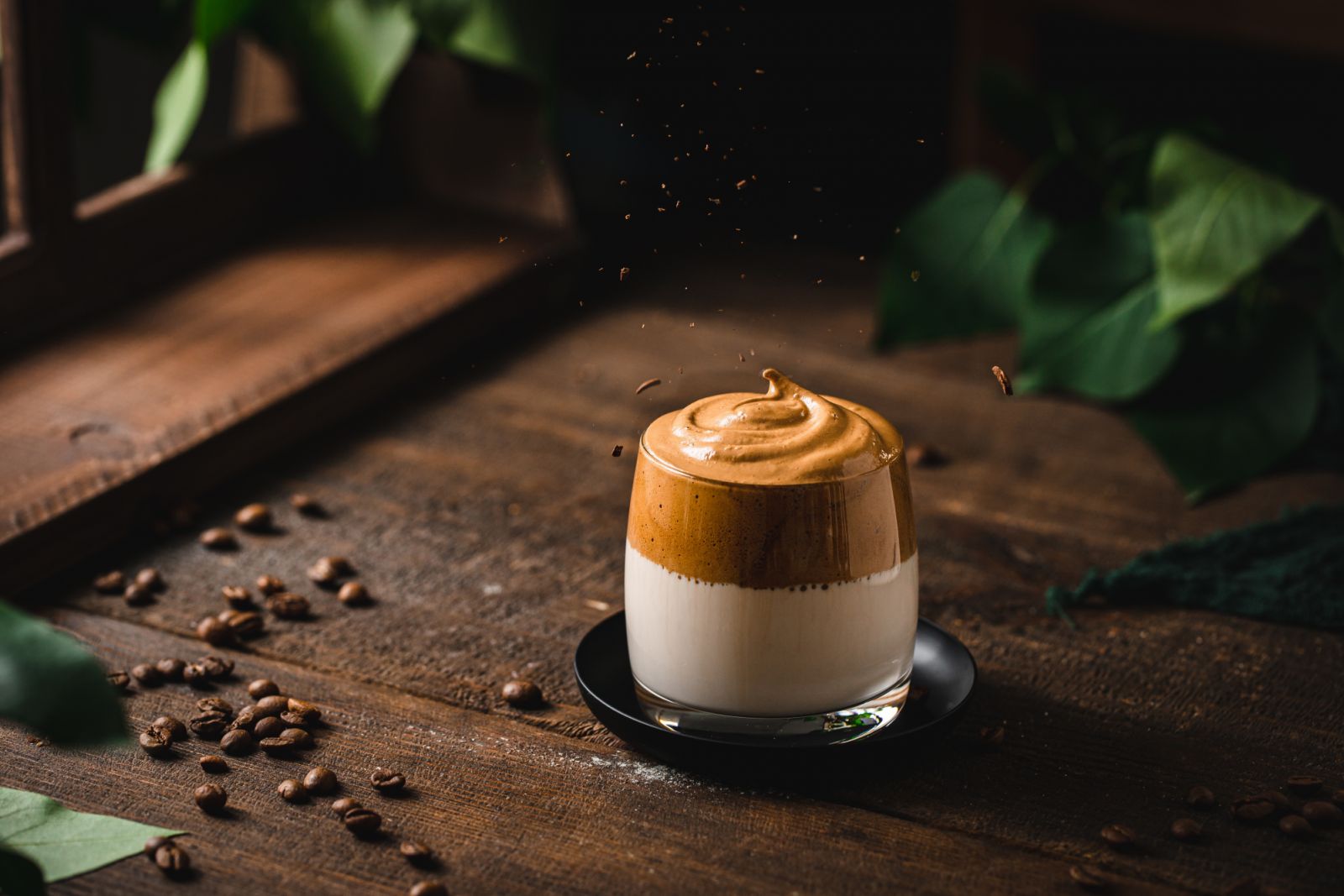 กาแฟ Dalgona ที่คิดค้นโดยชาวเกาหลีใต้ เป็นเมนูที่มีฟองโฟมกาแฟท็อปอยู่ด้านบนของนมสด