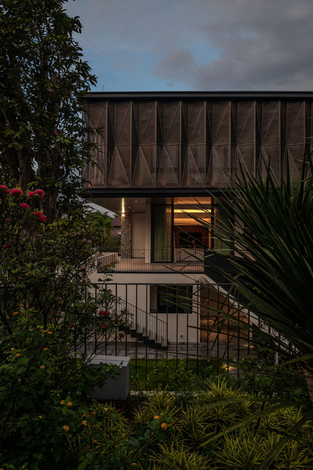 A simple open plan layout surrounds a triple volume void
