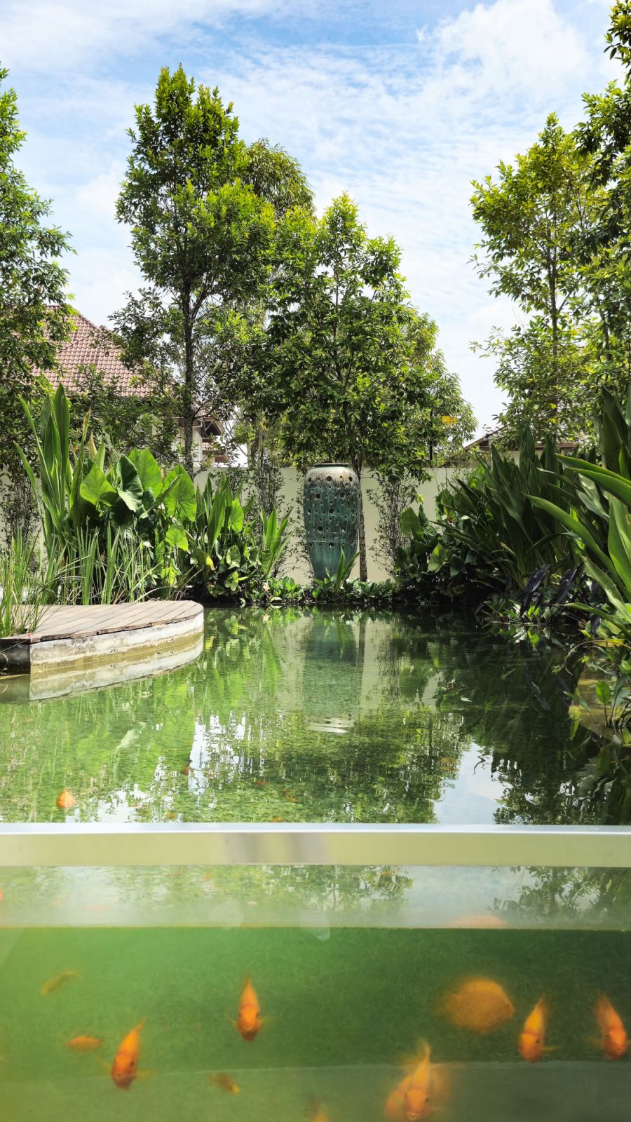 The house combines external volumes, courtyards and gardens as an integral unit to their home