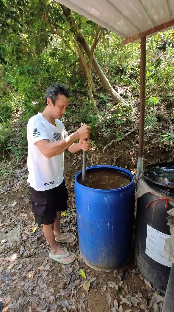 Farmer Chan Pat Fan mixing homemade nutrient amendment (Photo: Khoa Tran / Tatler Asia)