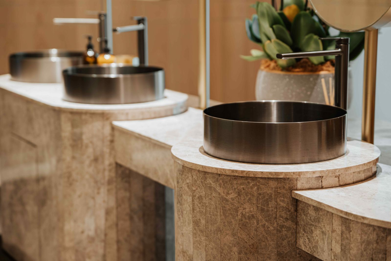 Graceful rounded edges of the polished stone counters (Photo: Bricks Begin)